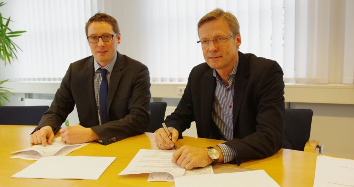 Komnexx-Geschäftsführer Silas Bittmann und GWW Geschäftsführer Otto Steinkamp (von links) unterzeichnen den Pachtvertrag für das Glasfasernetz der Gemeindewerke Wallenhorst.